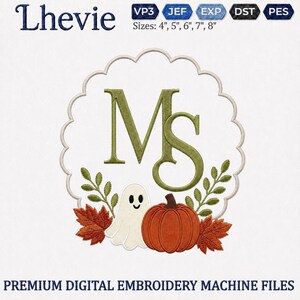 Peut inclure: Un motif de broderie numérique avec les lettres MS en vert olive, centrées dans un cadre festonné. Sous les lettres se trouvent un fantôme blanc, une citrouille orange et des feuilles d'automne. Texte incluant Lhevie et tailles 4", 5", 6", 7", 8".