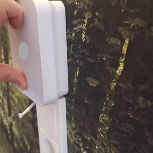 Könnte beinhalten: Eine weiße Keramik-Tasse mit schwarzem Henkel und dem Text "But First, Coffee" in fetter, schwarzer Schrift. Die Tasse steht vor einem neutralen Hintergrund, der ihr schlichtes Design hervorhebt.