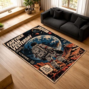 Könnte beinhalten: Ein rechteckiger Teppich mit einer Weltraumgrafik, die einen Astronauten auf einer felsigen roten Oberfläche zeigt, der auf einen großen blauen Planeten blickt. Der Text lautet FARTHER THAN YESTERDAY, SAME HUMAN DIFFERENT SKIES, NO LIMITS und SAME PLANET DIFFERENT STORIES.