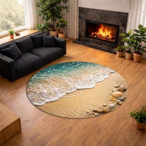 Peut inclure: Tapis rond représentant une plage avec de l'eau turquoise, des vagues blanches et du sable beige. Le design du tapis comprend des galets et du bois flotté, créant un thème côtier pour la décoration intérieure.