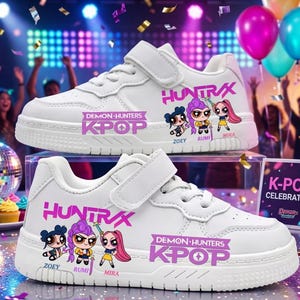 Puede incluir: Zapatillas blancas con cierre de velcro, con el texto "HUNTRAX" y "DEMON HUNTERS KPOP" en rosa. Las zapatillas presentan personajes de dibujos animados llamados Zoey, Rumi y Mira. Estas zapatillas est&aacute;n dise&ntilde;adas para los fans del K-Pop.