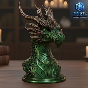 Może przedstawiać: Zielony popiersie smoka z brązowymi rogami i detalami. Głowa smoka jest szczegółowa z łuskami i teksturowaną powierzchnią. Podstawa popiersia ma liściasty wzór. Obraz zawiera tekst "3D STL FILE HIGH QUALITY DIGITAL ASSETS".