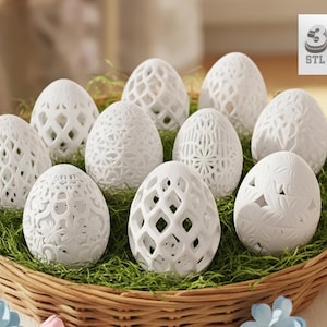 以下が含まれることがあります： 緑の苔が入った柳のバスケットに、白く繊細な透かし模様が施されたイースターエッグのコレクション。卵は、花柄や幾何学模様など、さまざまなデザインで、繊細で華やかなディスプレイを演出しています。