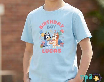 Custom Bluey verjaardagsshirt, gepersonaliseerde leeftijdsnaam blauwe hond thema familie outfit, blauwe familiematch, hondenshirt blauw heeler, shirt feestvarken