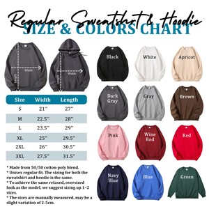 Op de afbeelding: Een maat- en kleurentabel voor sweatshirts en hoodies. De tabel toont verschillende kleuren, waaronder zwart, wit en roze. De maten worden in cm weergegeven voor de maten S t/m 3XL. De tekst luidt "Regular Sweatshirt & Hoodie SIZE & COLORS CHART."