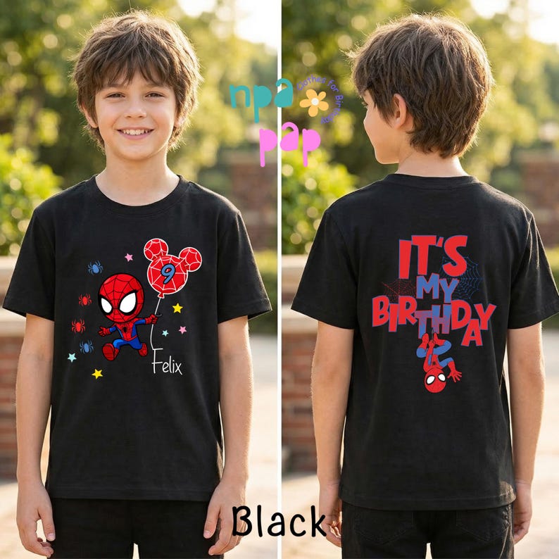 Op de afbeelding: Zwart T-shirt met een Spider-Man-ontwerp met een ballon met het nummer 9. De voorkant van het shirt heeft de naam "Felix" onder de afbeelding. De achterkant van het shirt zegt "It's My Birthday" met een Spider-Man-afbeelding.