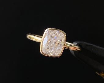 Förlovningsring med kuddslipad moissanit, diamantring med bezel, solitärring i gult guld, moderna brudsmycken, jubileumspresent till henne