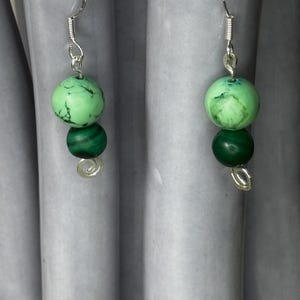 Kolczyki z zielonymi kamieniami szlachetnymi/Ręcznie robione z malachitu i turkusowych koralików z przetworzonej biżuterii/Kolczyki wiszące ze srebra próby 925/Naturalna biżuteria boho/Unikatowe