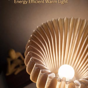 Pode incluir: L&acirc;mpada decorativa com luz quente, com um design &uacute;nico e em camadas. A l&acirc;mpada tem uma l&acirc;mpada LED redonda e brilhante no centro. O texto "LED BULB INCLUDED Energy Efficient Warm Light" &eacute; vis&iacute;vel.