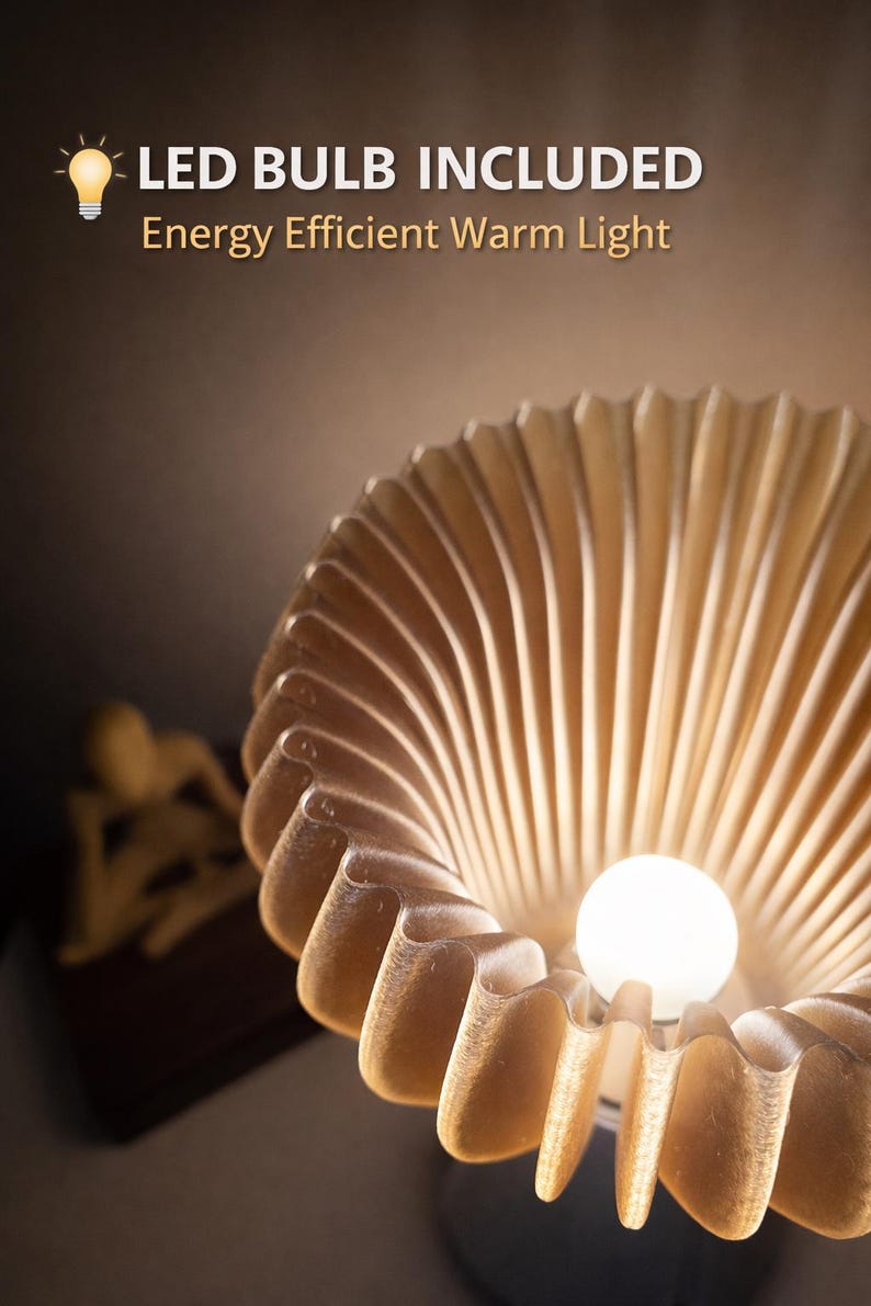 Pode incluir: L&acirc;mpada decorativa com luz quente, com um design &uacute;nico e em camadas. A l&acirc;mpada tem uma l&acirc;mpada LED redonda e brilhante no centro. O texto "LED BULB INCLUDED Energy Efficient Warm Light" &eacute; vis&iacute;vel.