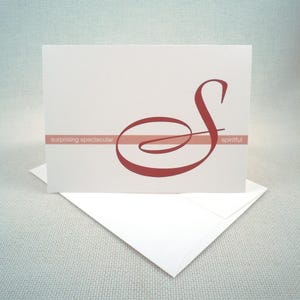Elegante tarjeta navideña tamaño A6 con la letra S: saludos personalizados para la temporada festiva