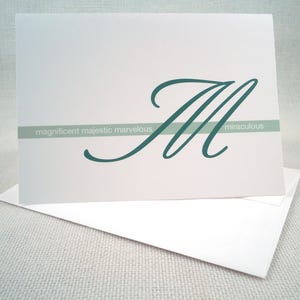 Elegante tarjeta navideña tamaño A6 con la letra M: saludos personalizados para la temporada festiva