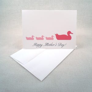 Rozeachtig silhouet van Momma Duck met haar baby's - Moederdagkaart