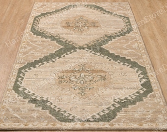 Tapete Oushak minimalista verde com padrão de diamantes, feito à mão em lã bege natural, tapete turco geométrico artesanal, tapete para sala de estar sob medida.