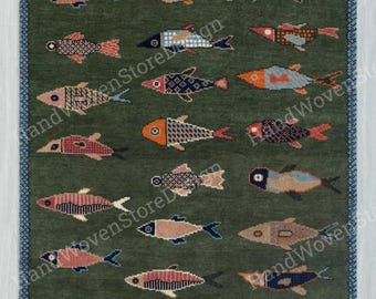Tapete verde com carpas koi, feito à mão, tapete para área, tapete com tema náutico e oceânico, tapete artesanal com tema de vida marinha, tapete sob medida para quarto infantil.
