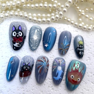 Puede incluir: Un conjunto de diez uñas artificiales con diversos diseños. Las uñas presentan personajes de dibujos animados, fuegos artificiales y patrones celestiales en tonos azules, plateados y rojos. Algunas uñas tienen detalles de purpurina, con un aspecto caprichoso y artístico.
