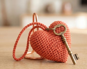 Patrón de llavero de corazón a crochet / Amuleto amigurumi, PDF para principiantes (descarga digital)