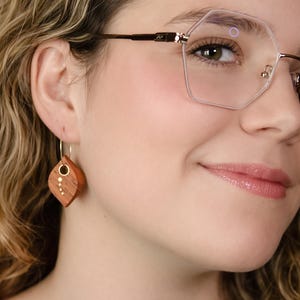 Orecchini in legno di Palo Rojo, cerchi con patina dorata, fatti a mano in Spagna