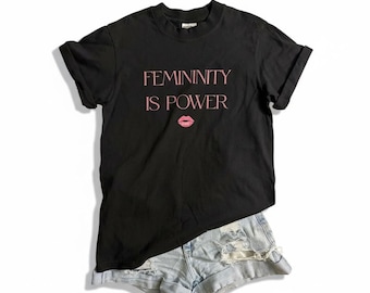 Vrouwelijkheid is kracht-T-shirt. Uitdagend statement-T-shirt voor dames