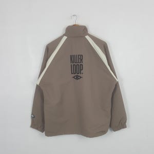 Op de afbeelding: Een set van drie keramische mokken met een gespikkelde, matte afwerking. De mokken zijn in tinten crème, lichtgrijs en donkergrijs. Elke mok heeft een eenvoudig, minimalistisch ontwerp, perfect voor koffie of thee.