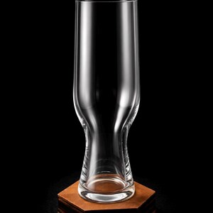 Puede incluir: Un juego de tres tazas de cerámica con un acabado mate moteado. Las tazas son en tonos crema, marrón claro y marrón oscuro. Cada taza tiene un diseño simple y minimalista, ideal para café o té.