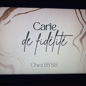 May include: Cream-colored background with abstract brown and gold brushstrokes. The text "Carie de fid&eacute;lit&eacute;" is written in elegant script, with "Chez BYSS" below in a smaller font.
