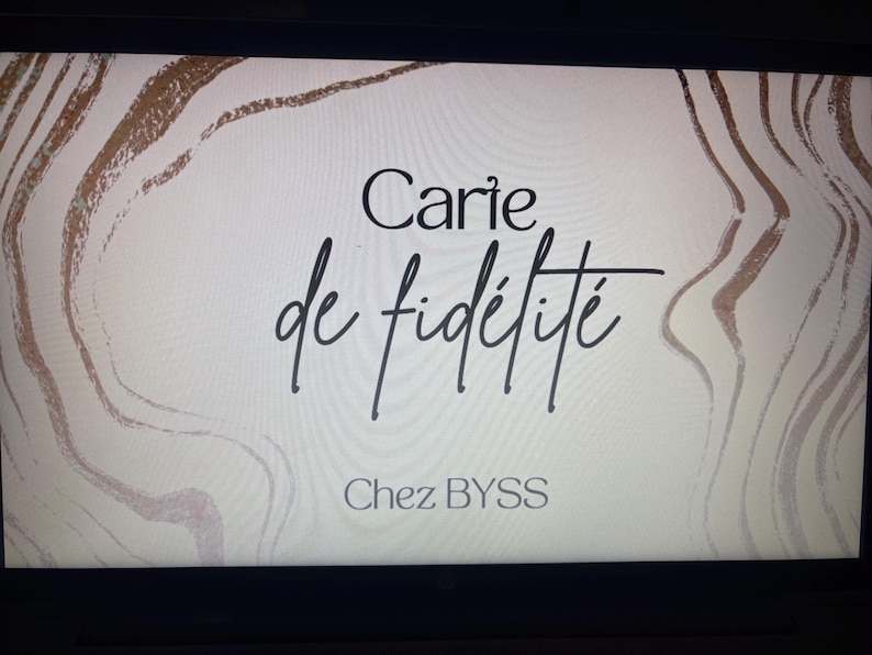 May include: Cream-colored background with abstract brown and gold brushstrokes. The text "Carie de fid&eacute;lit&eacute;" is written in elegant script, with "Chez BYSS" below in a smaller font.