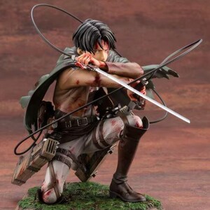 Könnte beinhalten: Detaillierte Figur einer Figur aus der Anime-Serie Attack on Titan. Die Figur kniet auf einem felsigen Sockel und hält zwei Schwerter. Die Figur trägt einen grünen Umhang, braune Stiefel und eine weiße Hose mit Blutflecken. Die Figur hat schwarzes Haar.