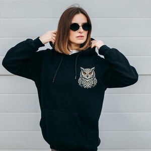 Vit uggla broderidesign, digital fil för maskinbroderi på svart textil, realistiskt skogsfågelmönster, majestätisk nattfågel bild 6