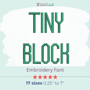 Puede incluir: Texto bordado verde sobre fondo azul claro que dice "TINY BLOCK" encima de "Embroidery Font". Debajo, cinco estrellas rojas y el texto "17 tamaños 0,64 cm a 17,78 cm". La marca "NidoLuz" está arriba.