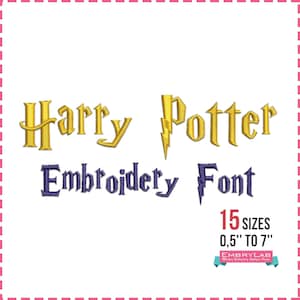 Puede incluir: Las palabras "Harry Potter Embroidery Font" en oro y azul oscuro. El texto está sobre un fondo blanco con un borde punteado rosa. También está presente el texto "15 tamaños 0,5" a 7"".