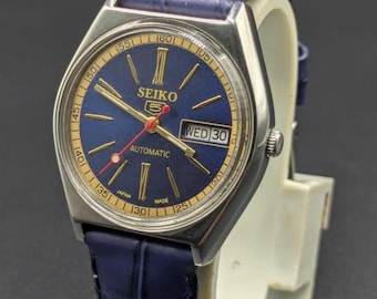 Klasyczny męski zegarek na rękę Seiko 5 z niebieską tarczą i wskaźnikiem daty i dnia tygodnia, z automatycznym mechanizmem