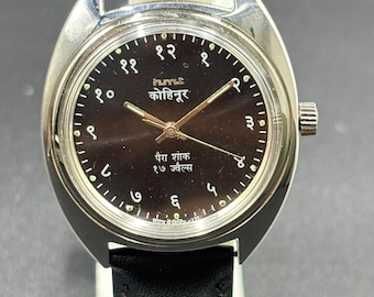 Zegarek vintage HMT Janata: tarcza z czarnego dewanagari, czarny pasek, nakręcany ręcznie, wyprodukowany w Indiach
