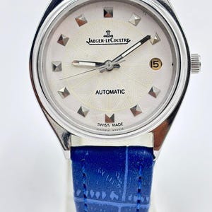 Peut inclure: Ensemble de trois mugs en céramique avec une finition mate et mouchetée. Les mugs sont de couleur crème, gris clair et gris foncé. Chaque mug a un design simple et minimaliste.