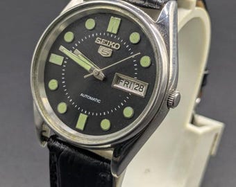 Klasyczny męski zegarek na rękę Seiko z czarną tarczą i wskaźnikiem daty i dnia tygodnia, z automatycznym mechanizmem