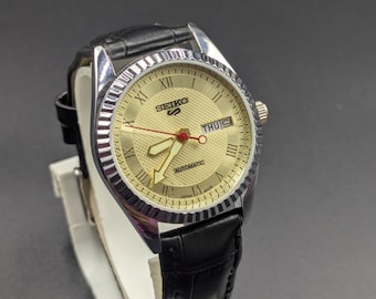 Zegarek męski na rękę z automatycznym mechanizmem i tarczą Seiko 5 Parmesean z datą i wskaźnikiem dnia tygodnia