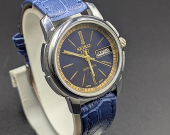 Klasyczny męski zegarek na rękę Seiko 5 z niebieską tarczą i wskaźnikiem daty i dnia tygodnia, z automatycznym mechanizmem