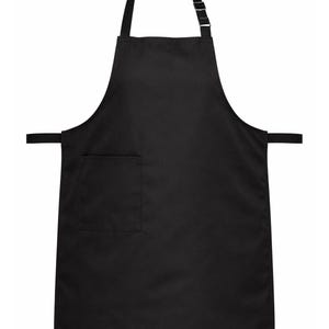 Puede incluir: Delantal negro liso con correa ajustable para el cuello y bolsillo delantero. El delantal está hecho de una tela resistente. Está diseñado para su uso en la cocina o para actividades donde se necesita protección contra salpicaduras y manchas.