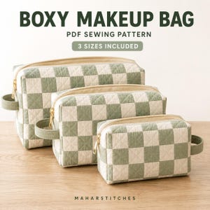 Peut inclure: Trois trousses de maquillage rectangulaires de tailles décroissantes, avec un motif à carreaux matelassé vert sauge et crème. Chaque trousse possède une fermeture éclair dorée et une poignée latérale. Texte : BOXY MAKEUP BAG, PDF SEWING PATTERN, 3 SIZES INCLUDED, MAHARSTITCHES.