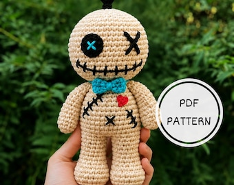 Patrón de ganchillo para muñeca vudú, amigurumi de pie con costuras bajas en PDF, tutorial para muñeca espeluznante de Halloween.