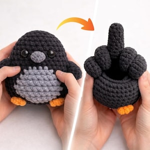 Può includere: Un giocattolo a forma di pinguino all'uncinetto in due forme. La prima è un pinguino nero e grigio con zampe arancioni. La seconda forma è un gesto della mano con il dito medio esteso. Il giocattolo è tenuto in due mani.