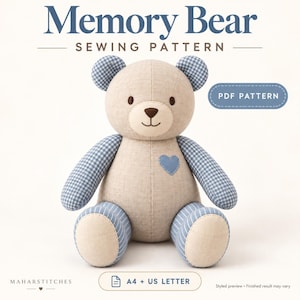 Op de afbeelding: Een Memory Bear naaipatroon met een beige stoffen beer met blauw geblokte oren en armen, blauw gestreepte benen en een blauwe hartvormige patch op de borst. De tekst luidt Memory Bear Sewing Pattern, PDF PATTERN en A4 + US LETTER.