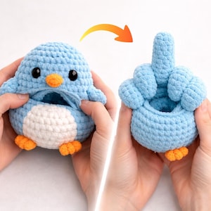Könnte beinhalten: Ein gehäkeltes, blaues Pinguin-förmiges Täschchen mit weißem Bauch und orangefarbenen Füßen und Schnabel. Die Tasche öffnet sich und zeigt eine Fingergeste. Der Pinguin hat schwarze Augen. Das Bild zeigt die Tasche in zwei Zuständen: geschlossen und geöffnet.