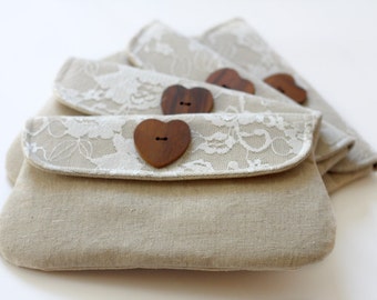 Embrayage en lin et dentelle ensemble de 4, cadeau de demoiselle d’honneur, pochette en lin avec bouton en bois en forme de coeur