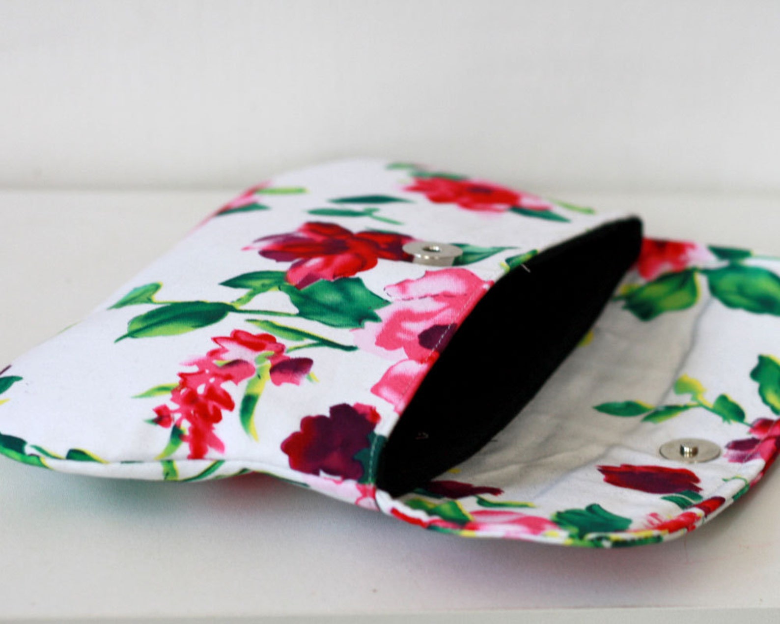 FLORAL ENBROIDERY CLUTCH - PINK