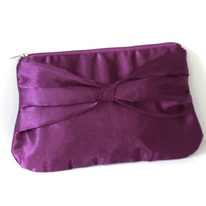 Bridesmaid clutch purple satin with bow and hidden strap imagem 3
