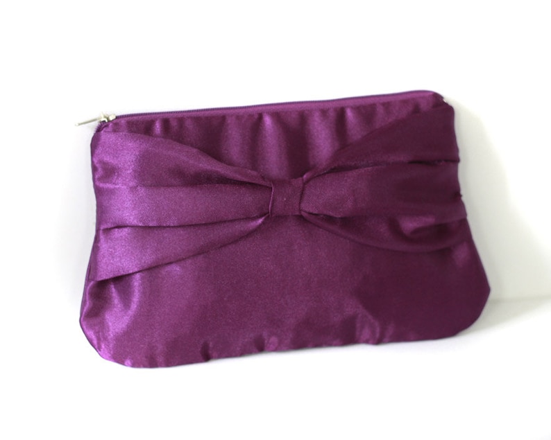 Bridesmaid clutch purple satin with bow and hidden strap imagem 3