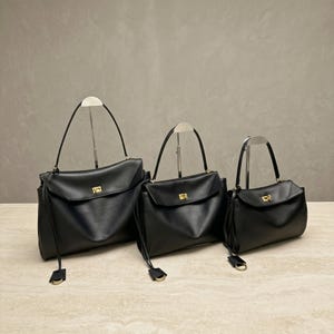 Könnte beinhalten: Ein Satz von drei Keramik-Nisttöpfen in abgestuften Größen. Die Schalen haben eine gesprenkelte, cremefarbene Außenseite und eine kontrastierende dunkelbraune Innenseite. Die größte Schüssel hat einen Durchmesser von etwa 20 cm.