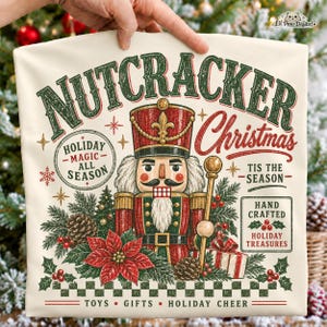 Puede incluir: Un cuadrado de tela color crema con un gráfico de cascanueces rojo y verde con el texto "NUTCRACKER Christmas", "HOLIDAY MAGIC ALL SEASON", "TIS THE SEASON", "HAND CRAFTED HOLIDAY TREASURES" y "TOYS GIFTS HOLIDAY CHEER" con flores de pascua.