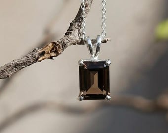 Collar con colgante de cuarzo ahumado de talla esmeralda, joyería minimalista de plata con piedras preciosas.
